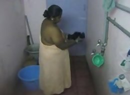1.Aunty Bath hidden cam 2 బొండాం ఆంటీ స�నానం
